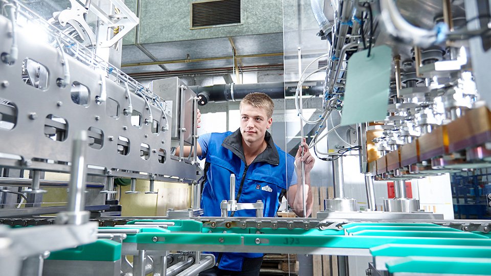 Homme travaillant sur une machine