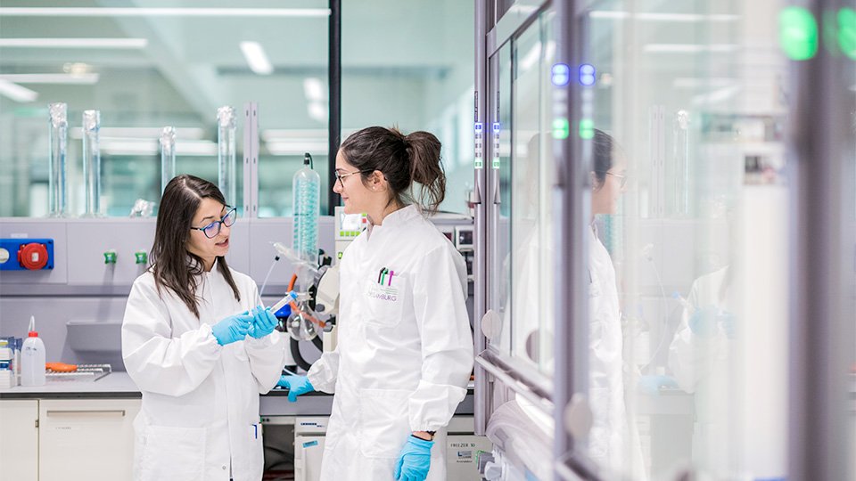 Two woman standing in a laboratory