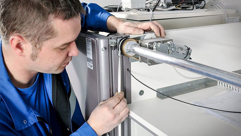 Mitarbeiter arbeitet an Dosomat Mitarbeiter arbeitet an Dosomat